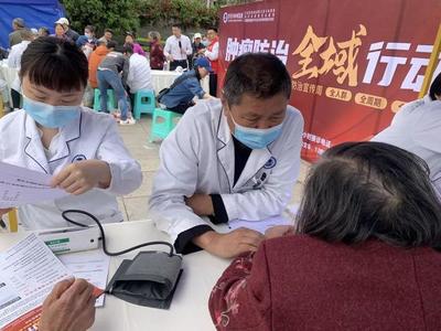 腫瘤防治，全域行動——重慶全域腫瘤醫院“腫瘤防治宣傳周”第三場義診龍都廣場啟動